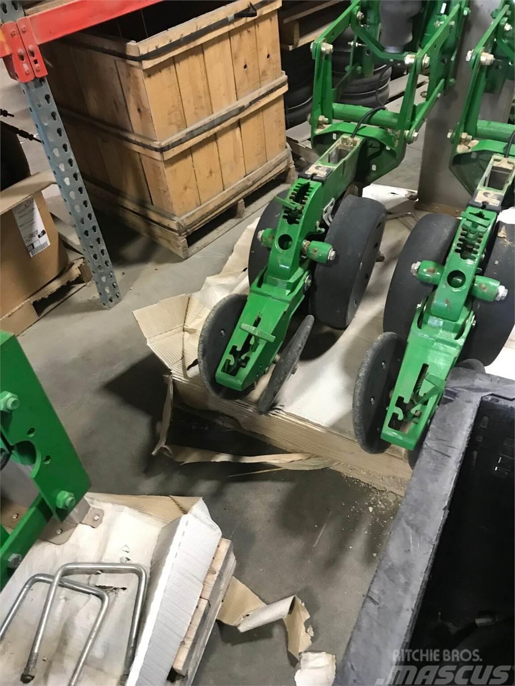 John Deere XP row unit w/ closing wheels & meters Other sowing machines and accessories