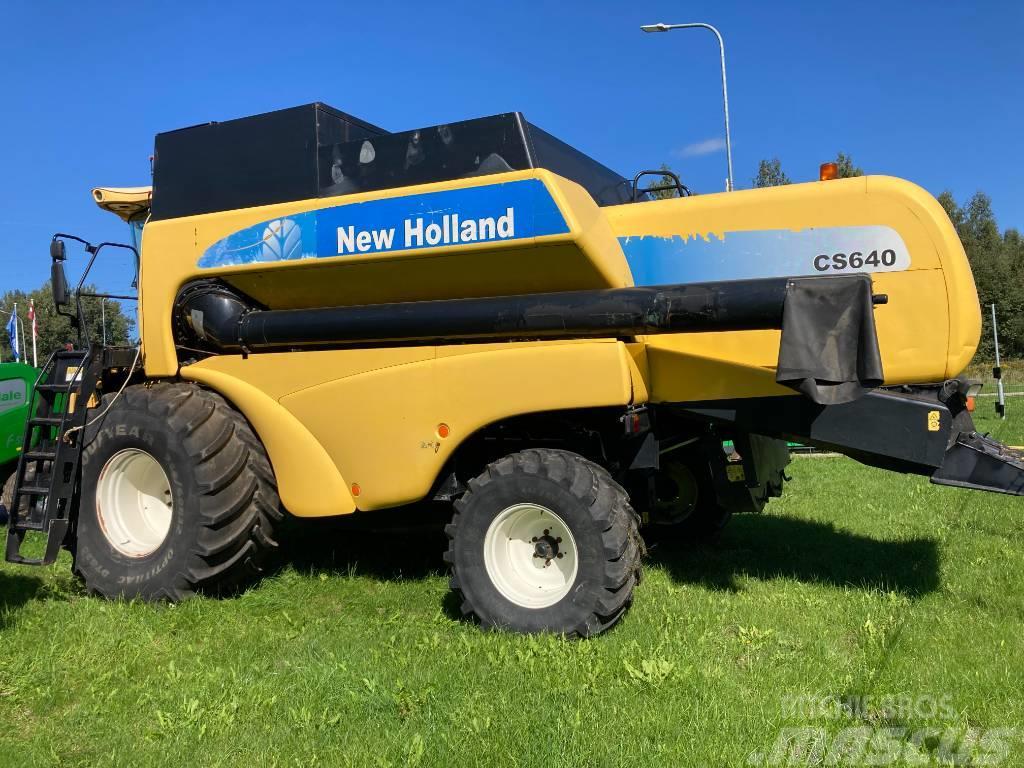 New Holland CS 640 Combine harvesters
