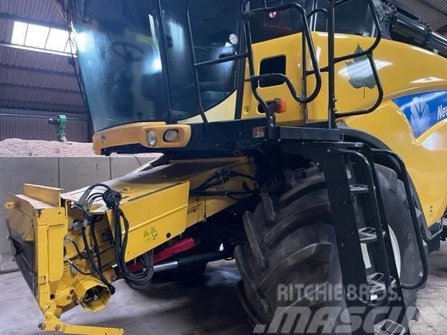 New Holland CX 880 SLH Combine harvesters