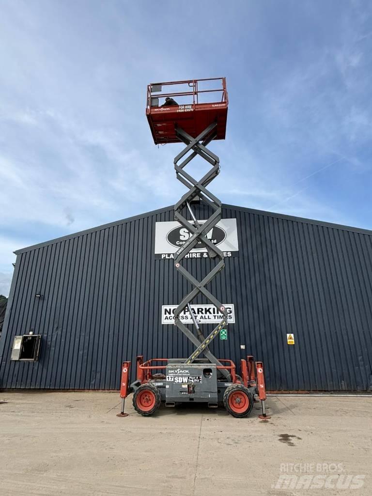 SkyJack SJ 6832 RT Makasli platformlar