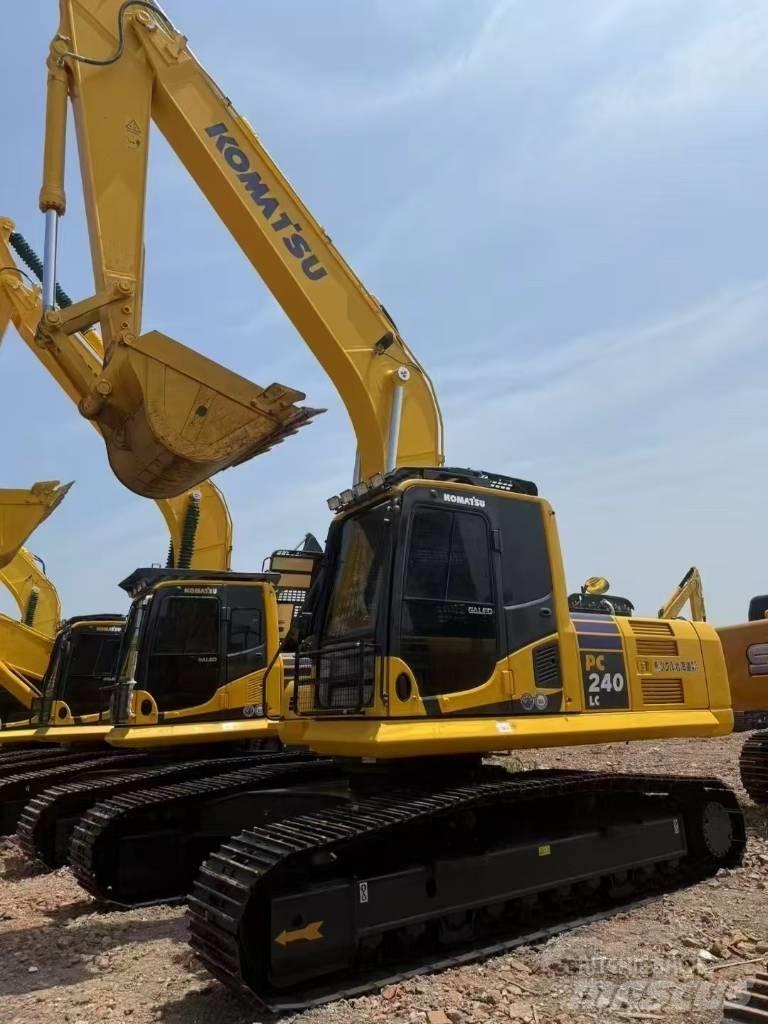 Komatsu 240LC-8 Paletli ekskavatörler
