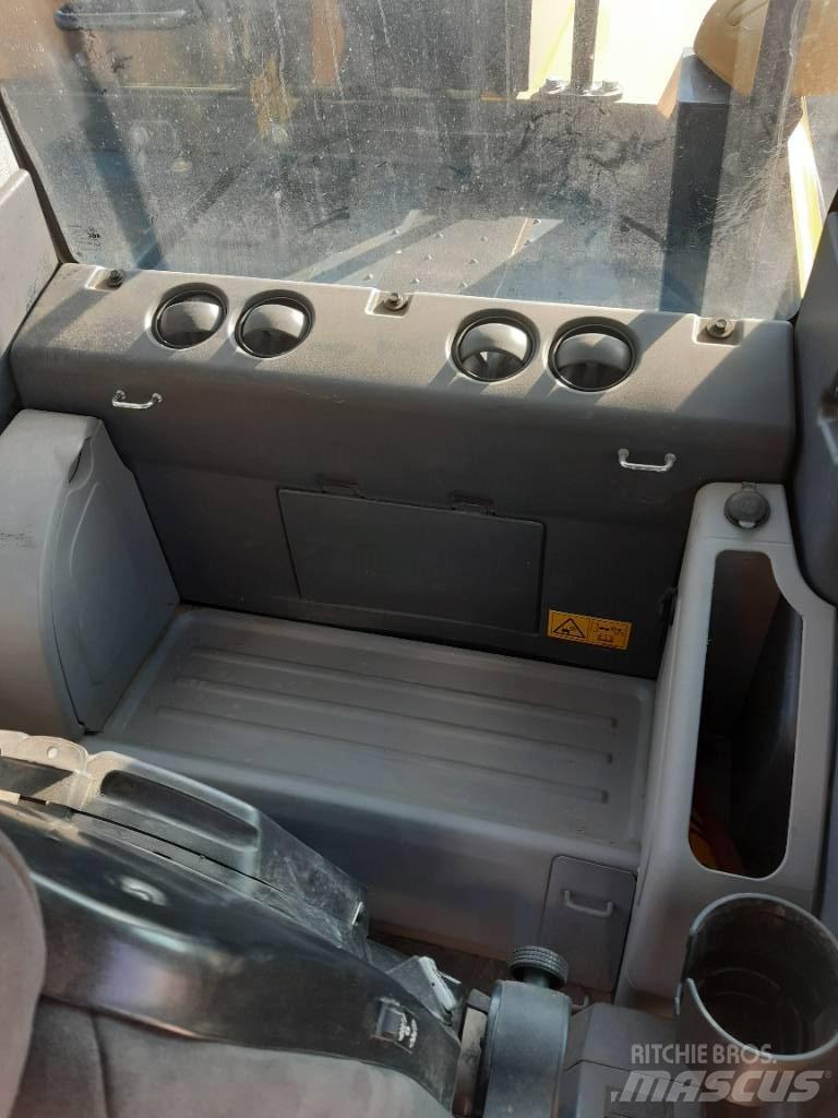 Komatsu PW180-11 Lastik tekerli ekskavatörler