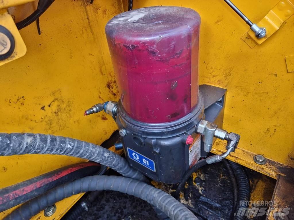 JCB JS 330 NC Paletli ekskavatörler