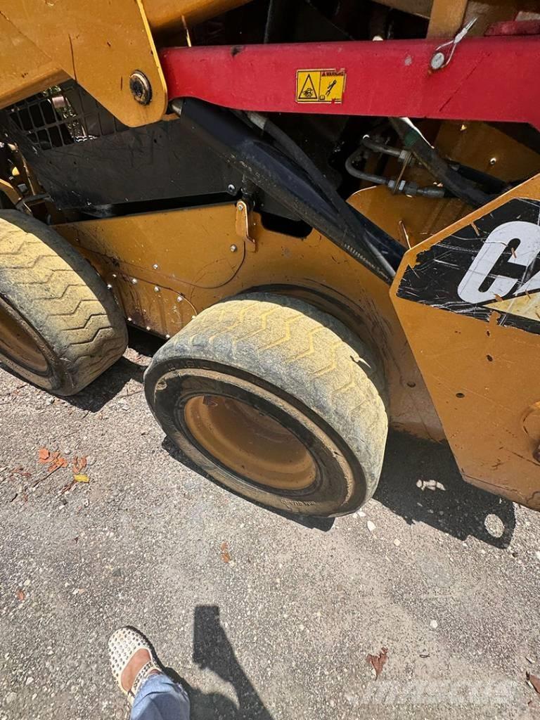 CAT 242 D Skid steer loderler