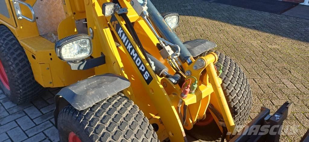 Knikmops KM 130 Mini yükleyiciler