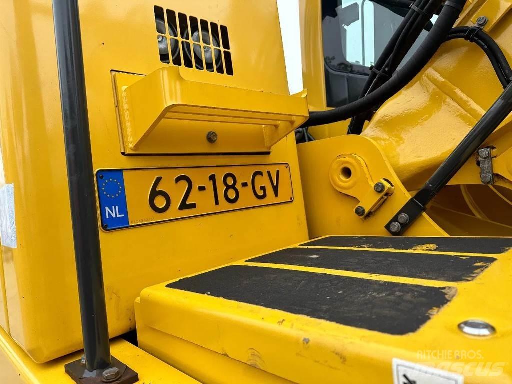 Komatsu PW160-8 Lastik tekerli ekskavatörler