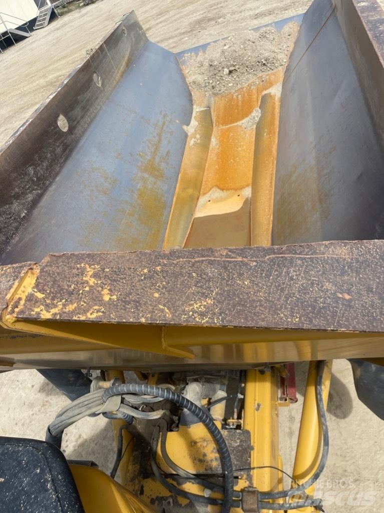 CAT 725 Belden kirma kaya kamyonu