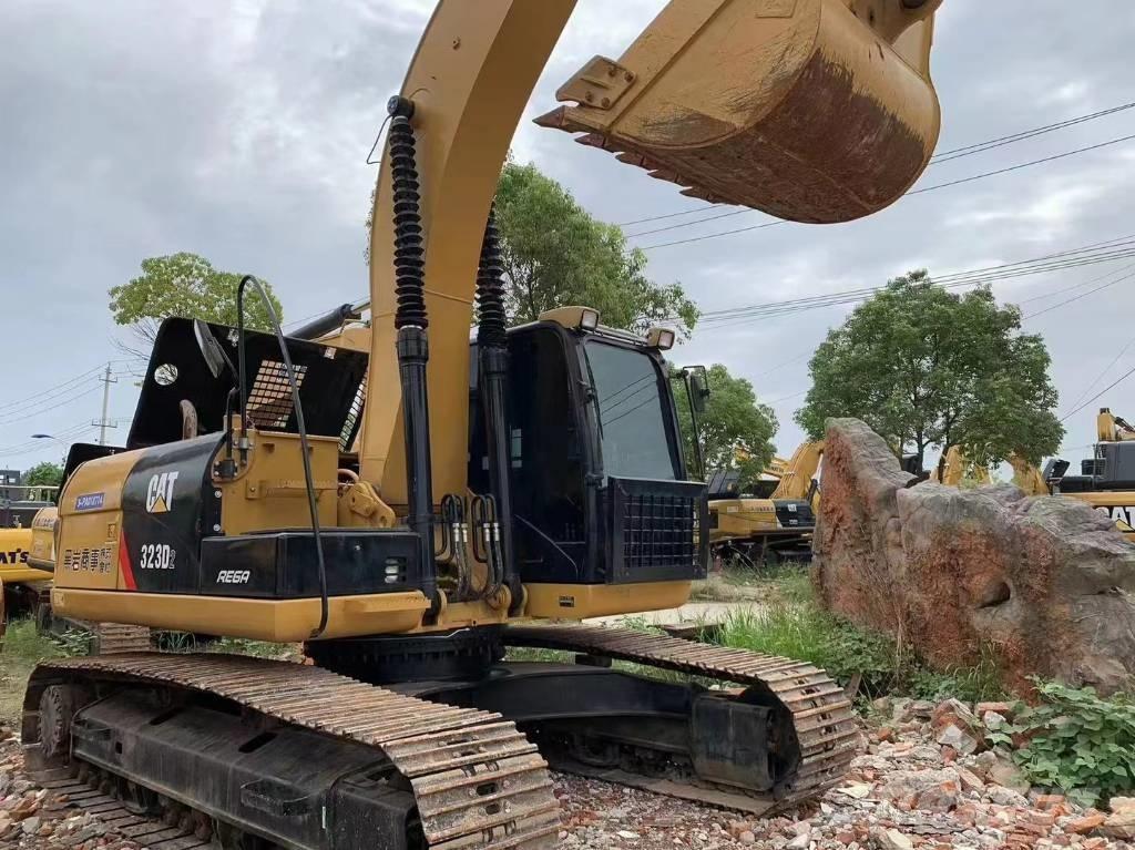 CAT 323D Paletli ekskavatörler