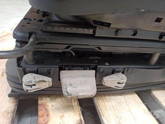 Valtra N 163 chair Kabin