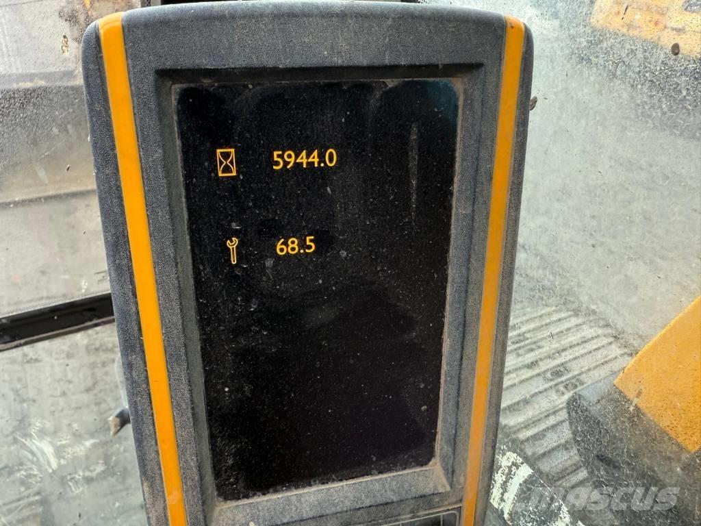 JCB JS 130 LC Paletli ekskavatörler