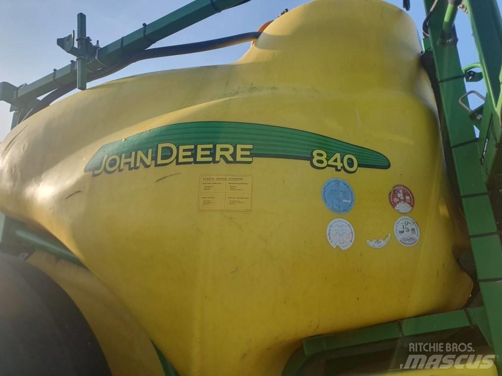 John Deere 840 Çekilir pülverizatörler