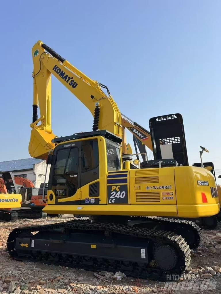 Komatsu 240 LC-8 Paletli ekskavatörler