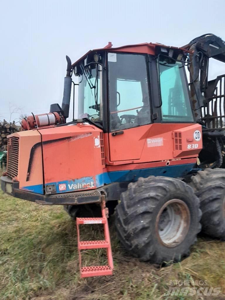 Valmet 830 Tomruk yükleyici traktörler