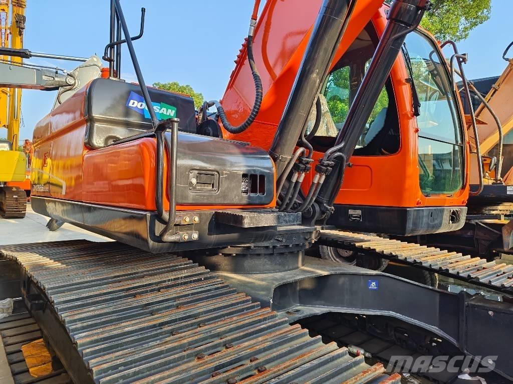 Doosan DX 225 LC Paletli ekskavatörler