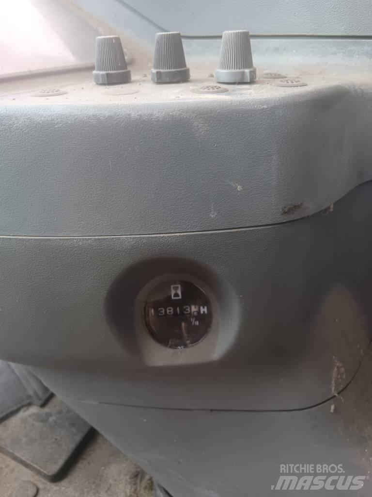 Hitachi EX135W Lastik tekerli ekskavatörler
