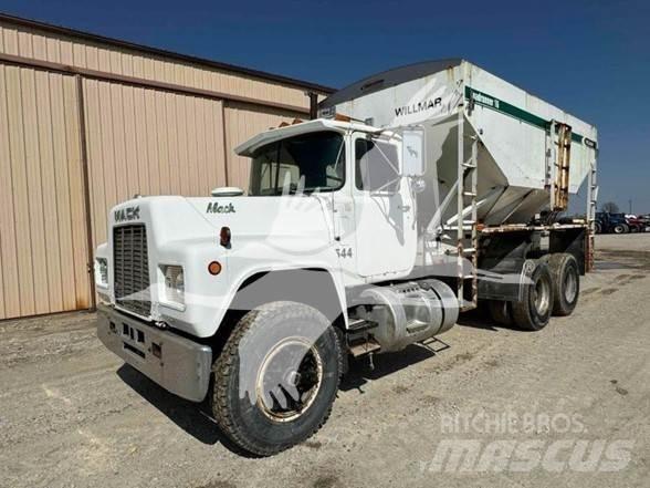 Mack R686ST Diger