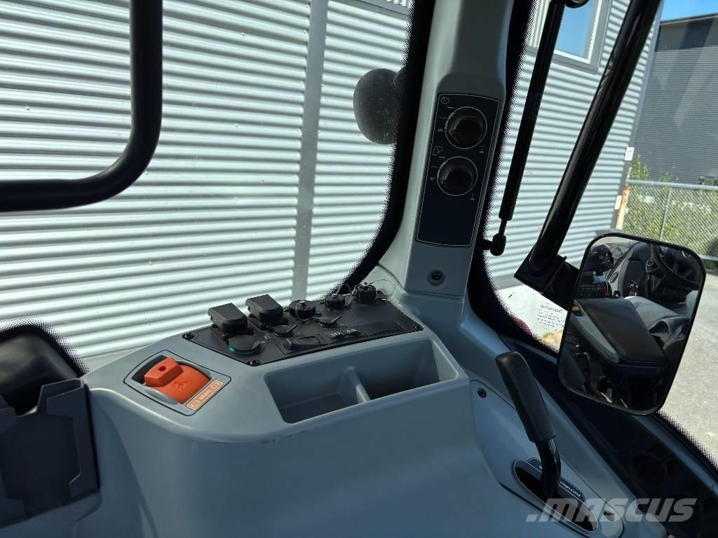 Valtra T 215 Versu Traktörler