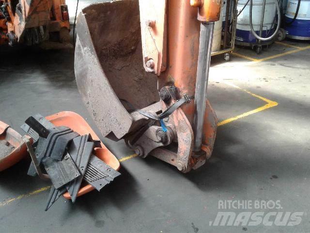 Hitachi FB200 Traktörler