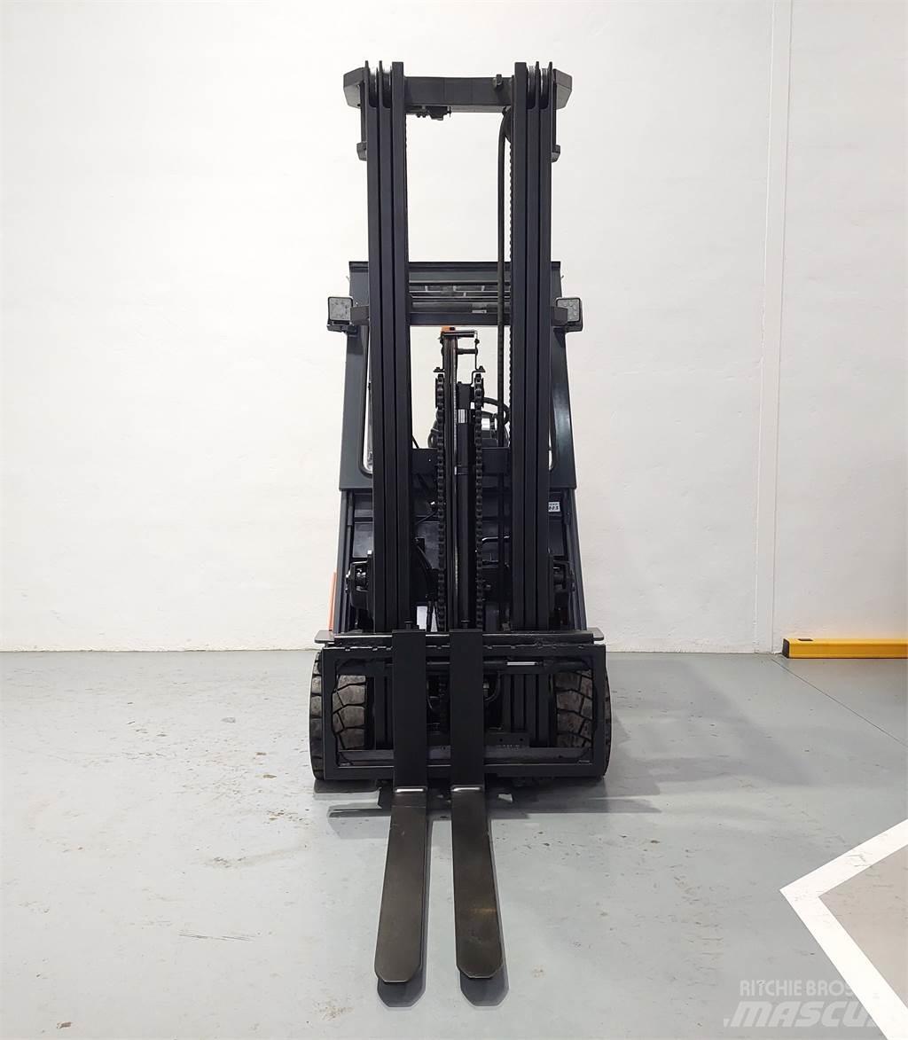 Toyota 7FBMF30 Elektrikli forkliftler