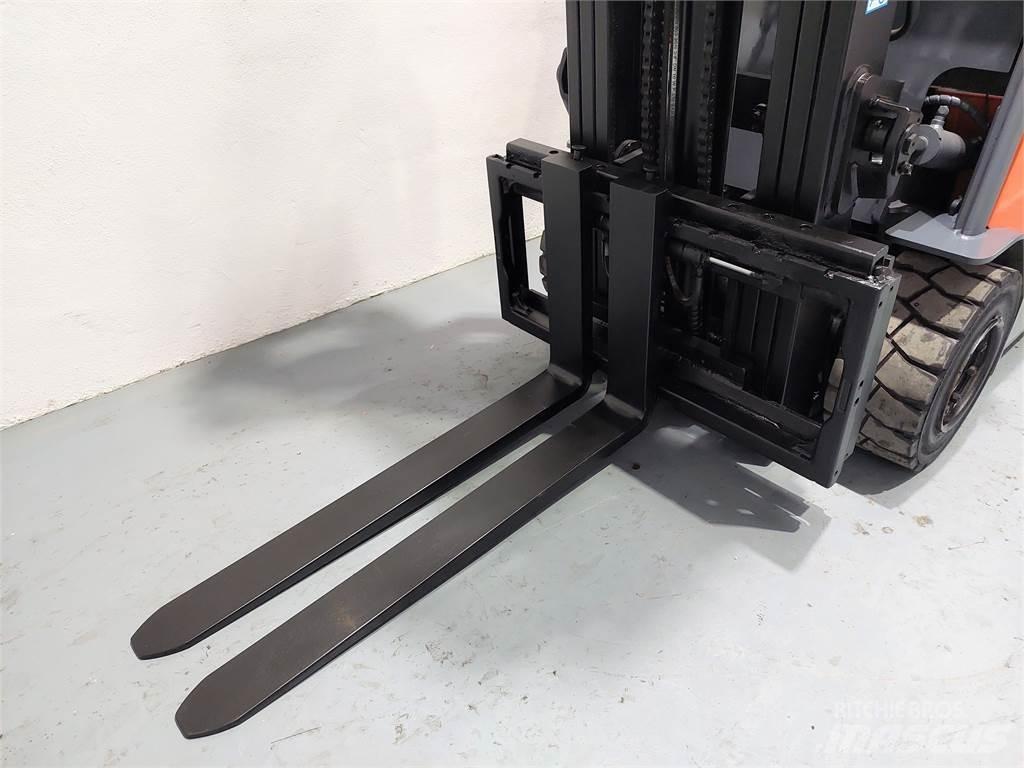 Toyota 7FBMF30 Elektrikli forkliftler