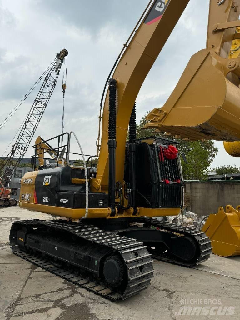 CAT 326D2 Paletli ekskavatörler
