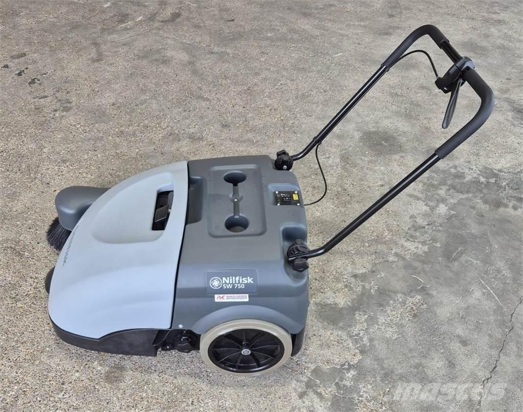 Nilfisk SW 750 Cadde süpürücüler