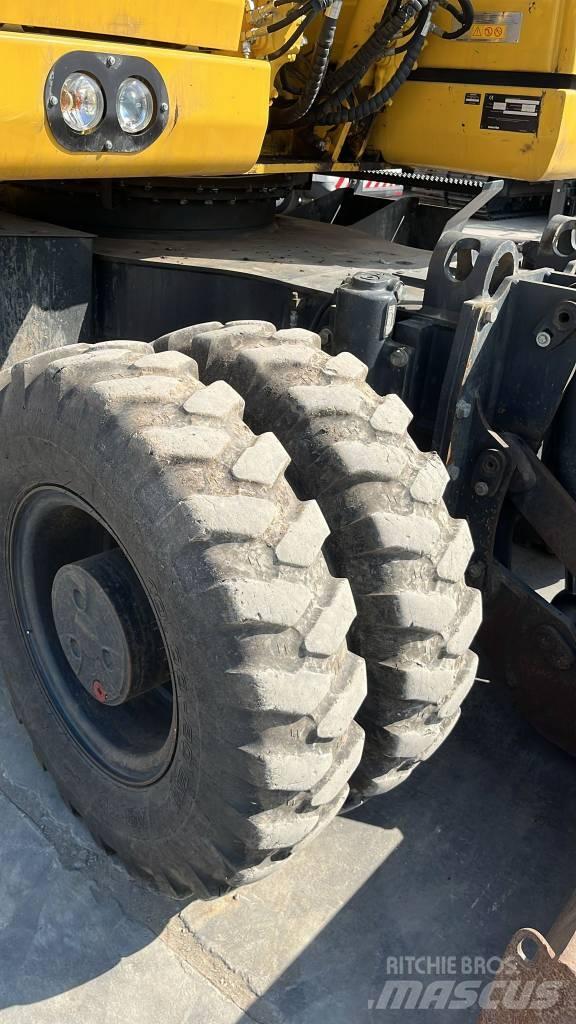 Komatsu PW 158-11 Lastik tekerli ekskavatörler
