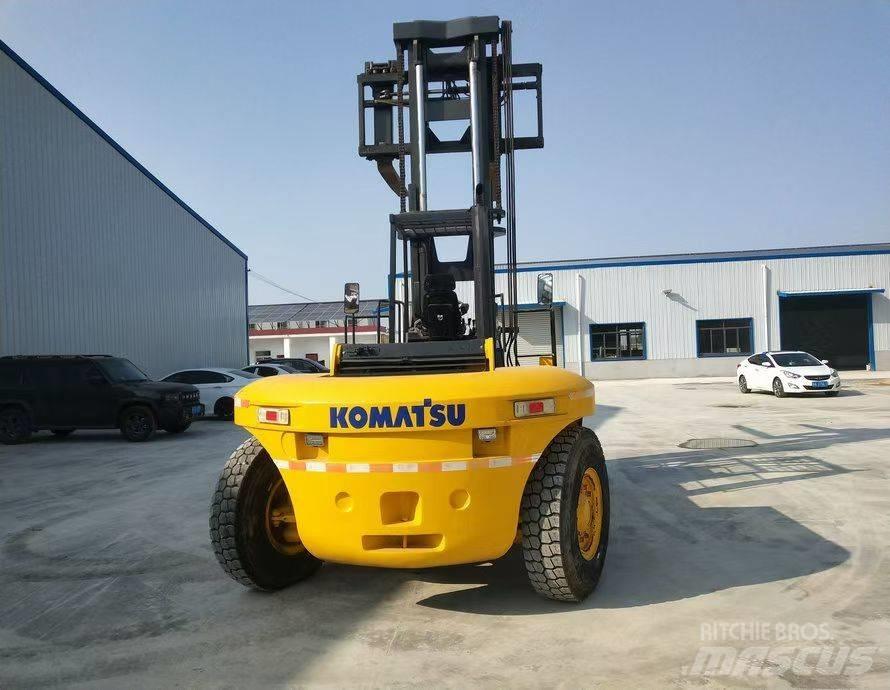 Komatsu FD200 Teleskopik yükleyiciler
