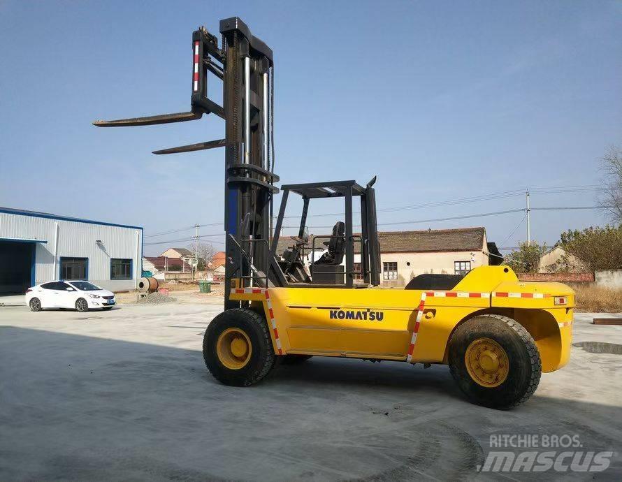 Komatsu FD200 Teleskopik yükleyiciler