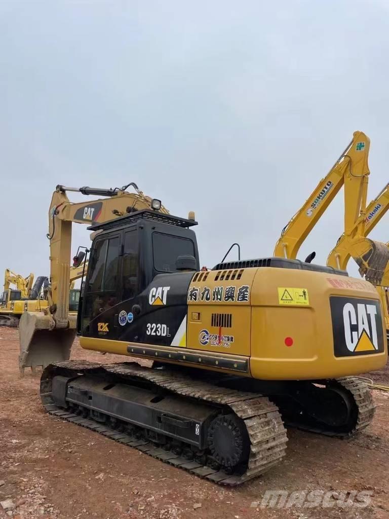 CAT 323 D L Paletli ekskavatörler