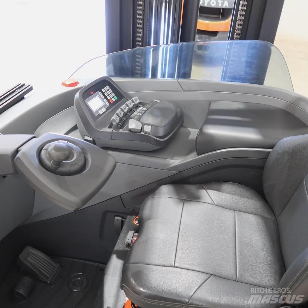 Toyota RRE200HC Reach truck - depo içi istif araçları