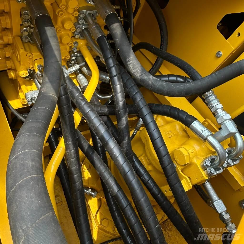 Komatsu 220-8 Paletli ekskavatörler