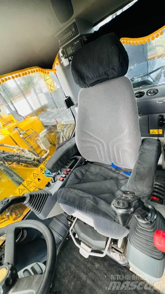 Komatsu PW 158 Lastik tekerli ekskavatörler