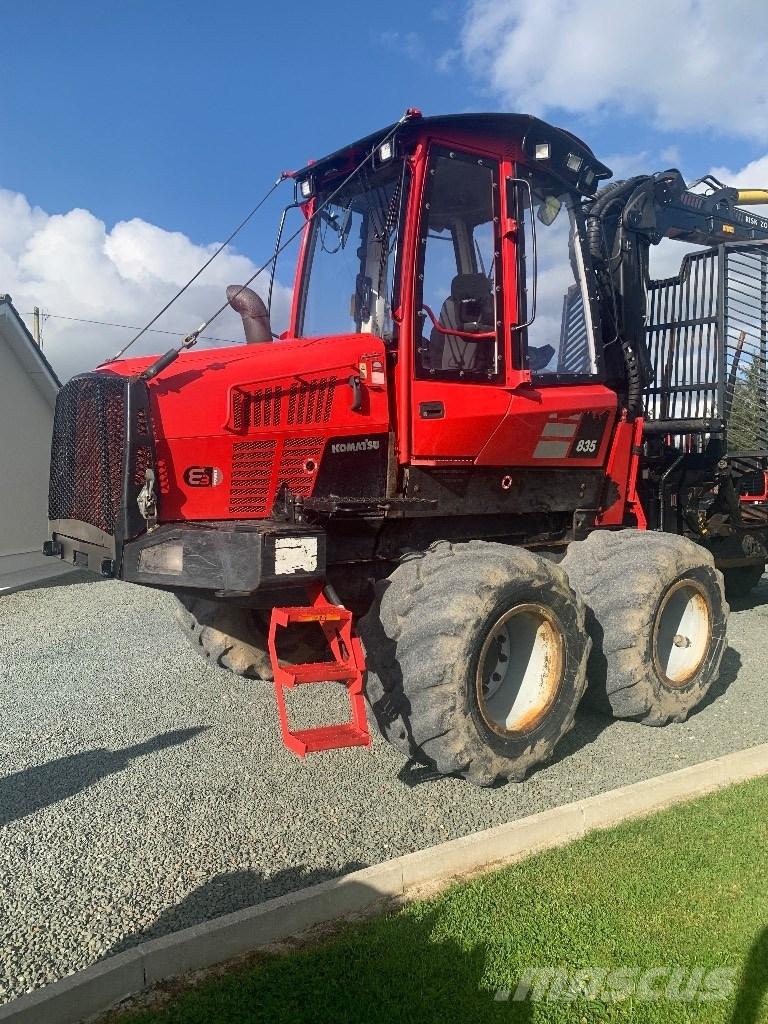 Komatsu 835 Tomruk yükleyici traktörler