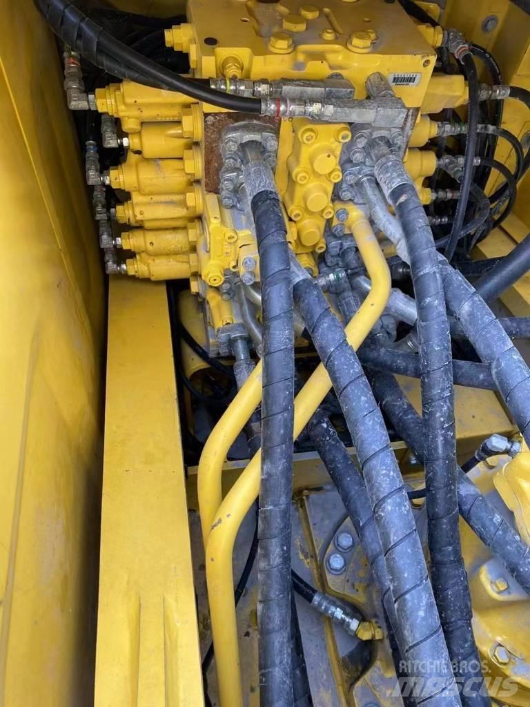 Komatsu 240LC-8 Paletli ekskavatörler