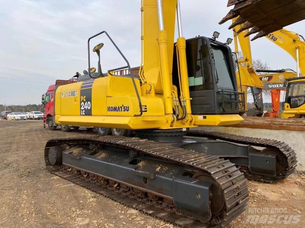 Komatsu 240LC-8 Paletli ekskavatörler