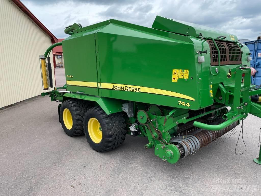 John Deere 744 H Rulo balya makinalari