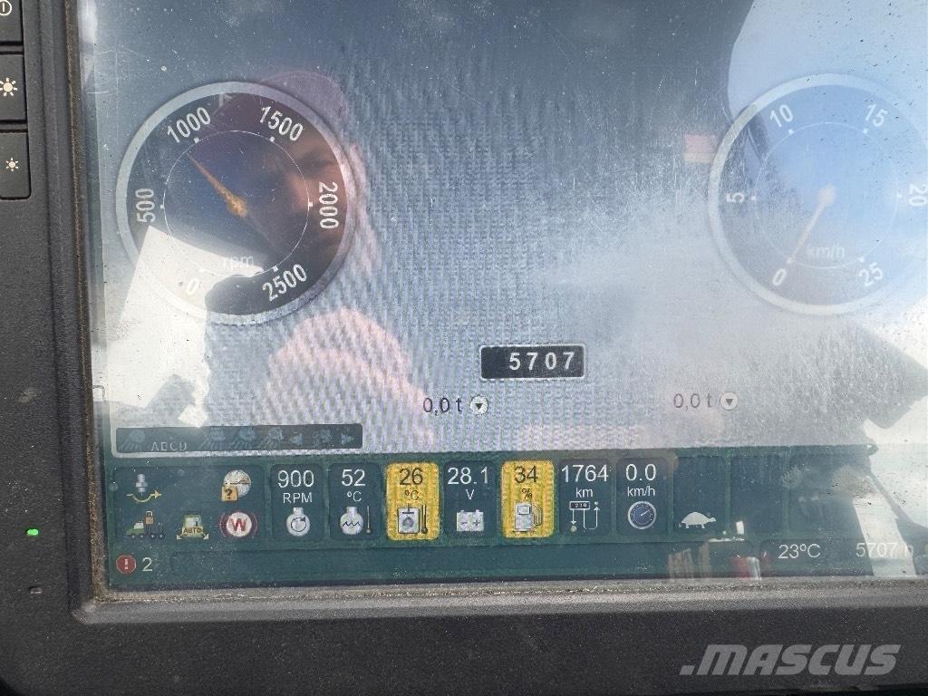 John Deere 810 E Tomruk yükleyici traktörler
