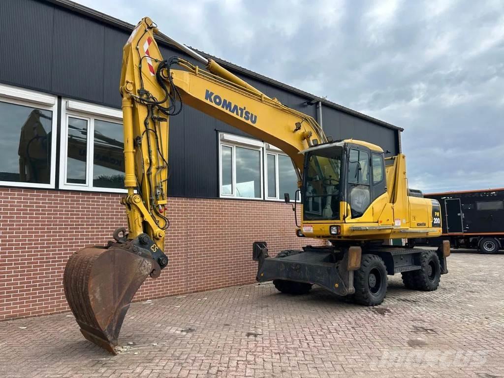Komatsu PW200 Lastik tekerli ekskavatörler