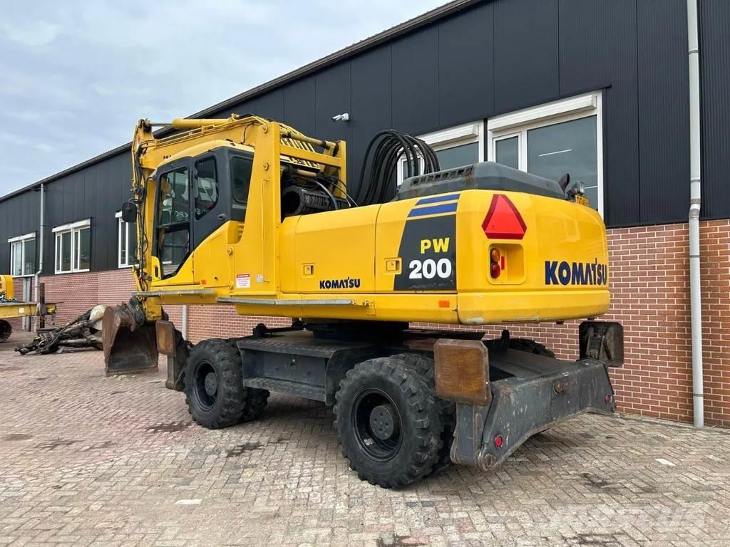 Komatsu PW200 Lastik tekerli ekskavatörler