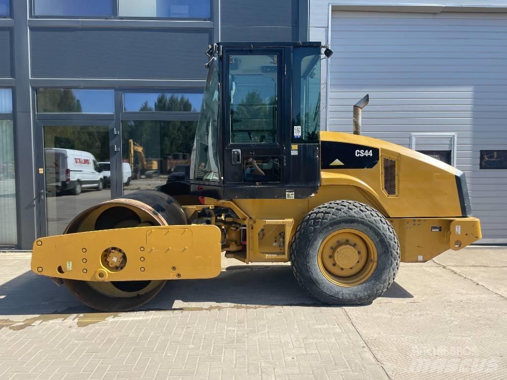 CAT CS44 Tek tamburlu silindirler