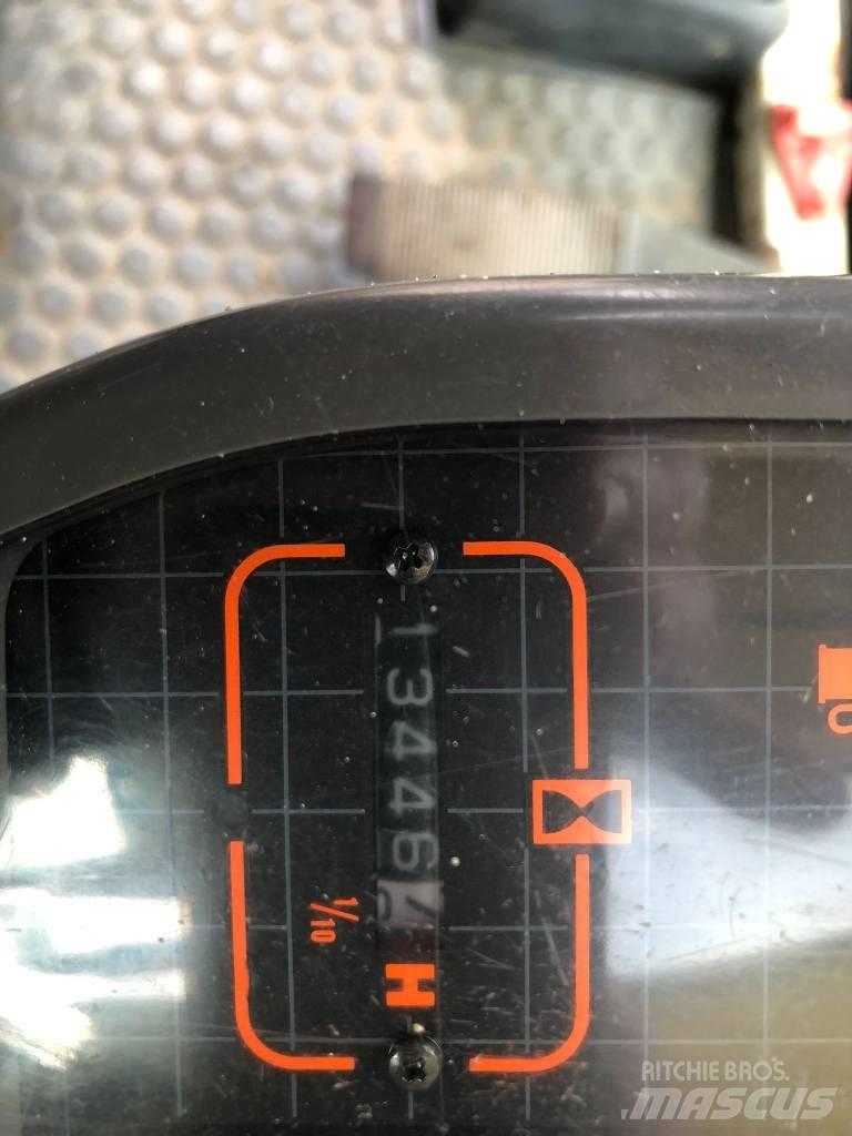 Etec 813B Lastik tekerli ekskavatörler