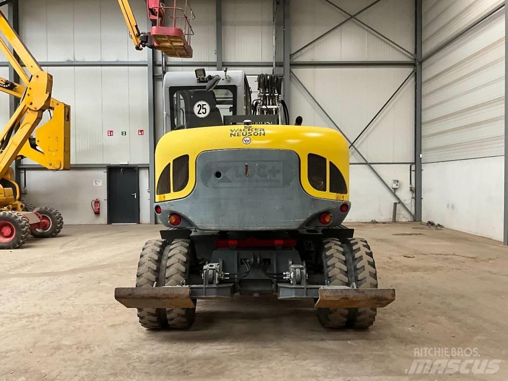 Neuson EW 100 Lastik tekerli ekskavatörler