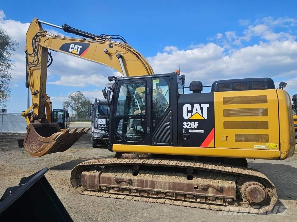 CAT 326 F L Paletli ekskavatörler