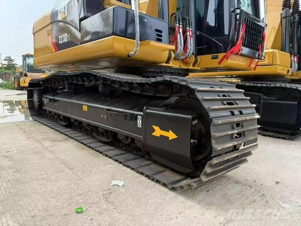 CAT 323D2L Paletli ekskavatörler