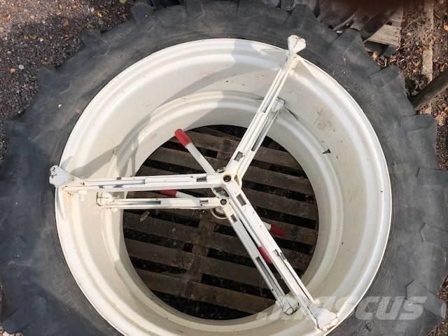 Pirelli 13.6 R38 Tekerlekler