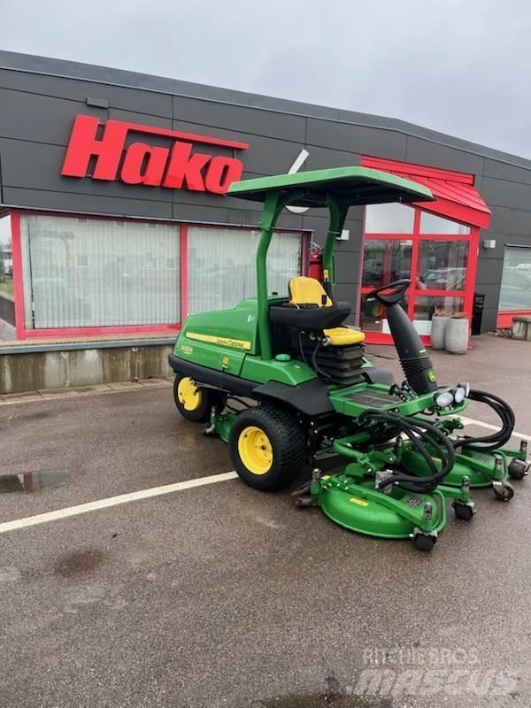 John Deere 7400A Pürüzlü arazi, kırpma ve çevresel çim biçme makineleri