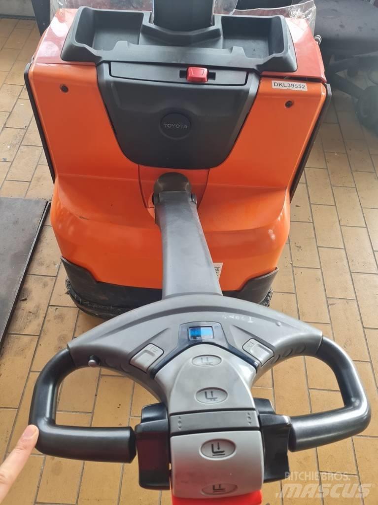 Toyota SWE080L Yaya kumandali istif makinasi