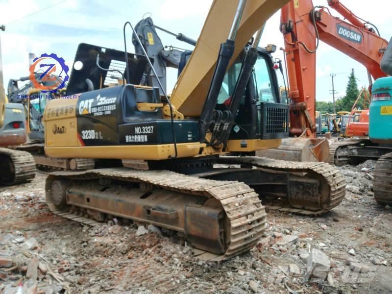 CAT 323 D L Paletli ekskavatörler