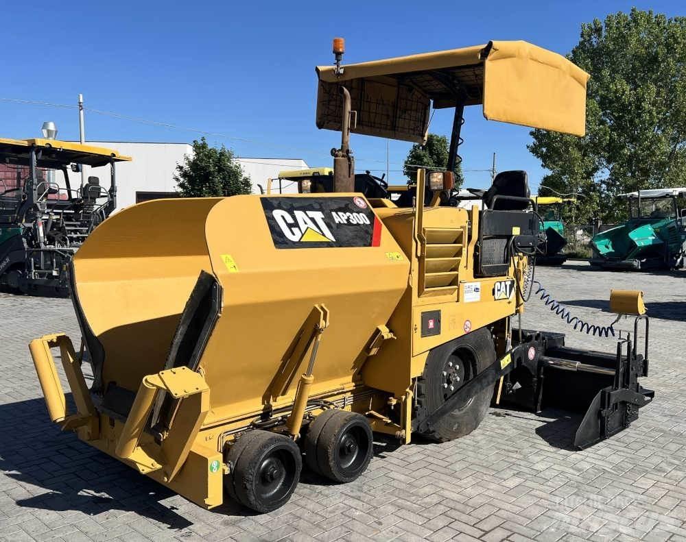 CAT AP 300 Asfalt sericiler